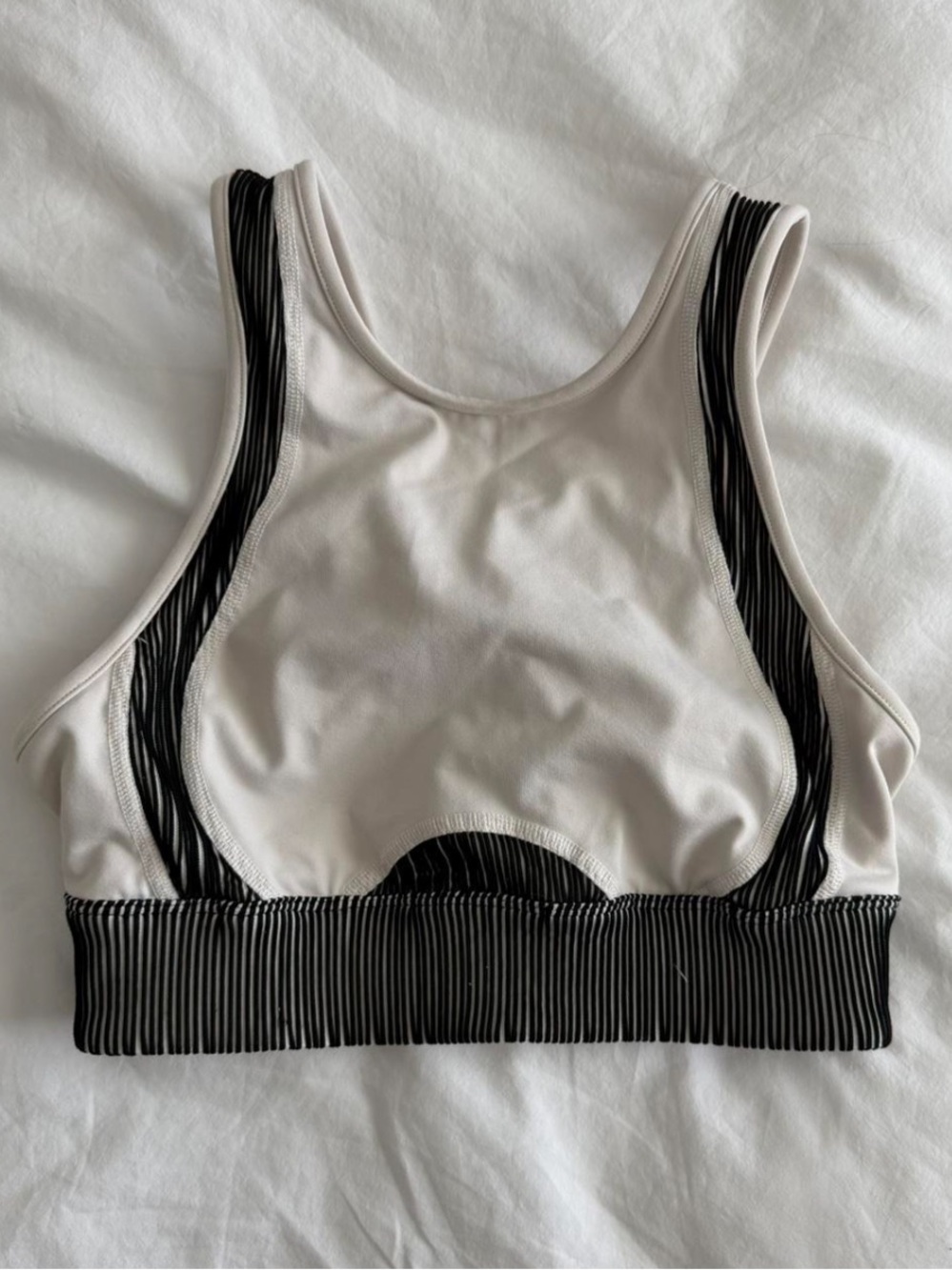 Alo White & Black Contrast High-Necm Sports Bra